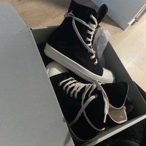 Only worn once . Comes with the box